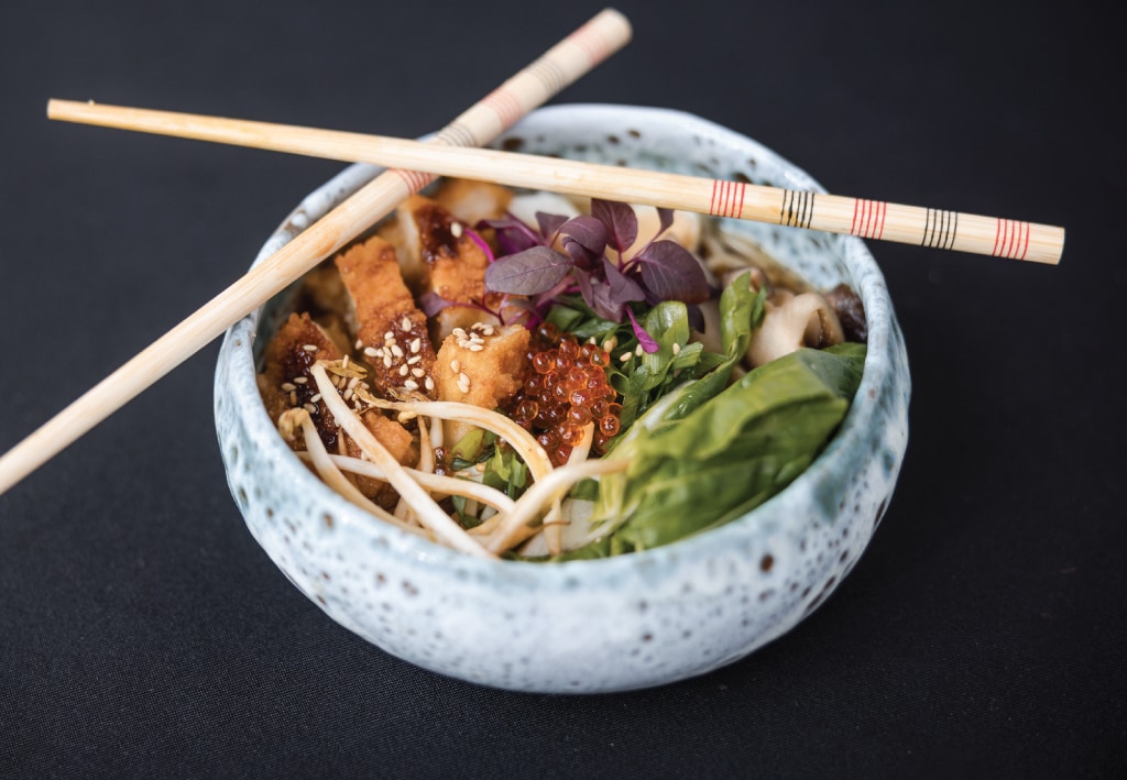 Ramen, salată bok choy, ciuperci aromatizate cu Deep Smoke, servit cu The Vegetarian Butcher Crispy NoChicken Burger și icre de păstrăv – - Reţetă