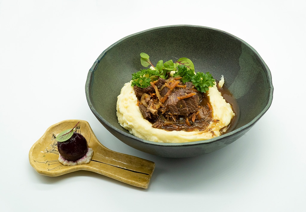 IARNA – Beef bourguignon cu piure de radacinoase – - Reţetă