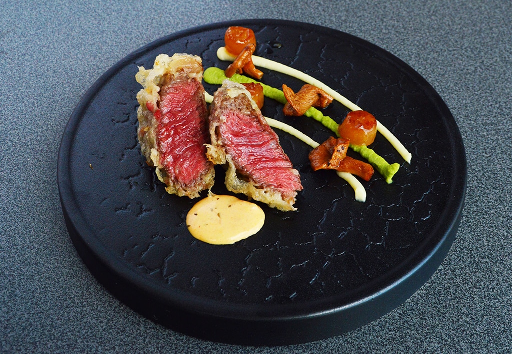 Black Angus ribeye in tempura, ciuperci chanterelle, piure de pastarnac cu ulei de trufe, ridiche Daikon fondant cu sos chilli si soia, sos Bearnaise, sos Choron picant cu chili si rosii – - Reţetă