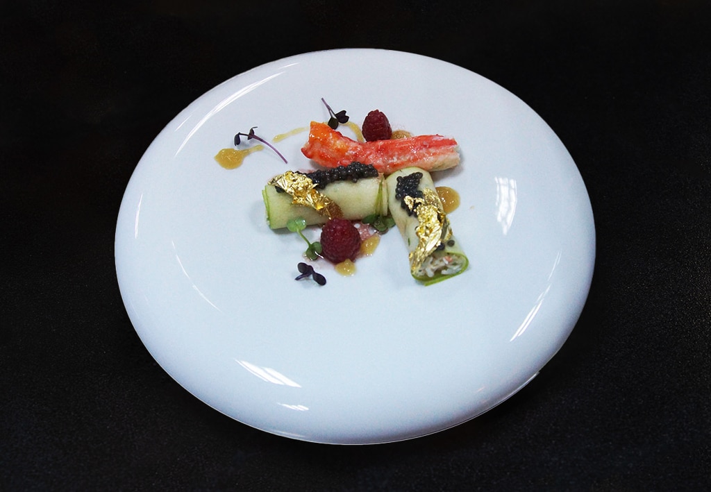 Cannelloni de mere “Granny Smith” umplut cu king crab, Lumpfish caviar și dressing de zmeură – - Reţetă